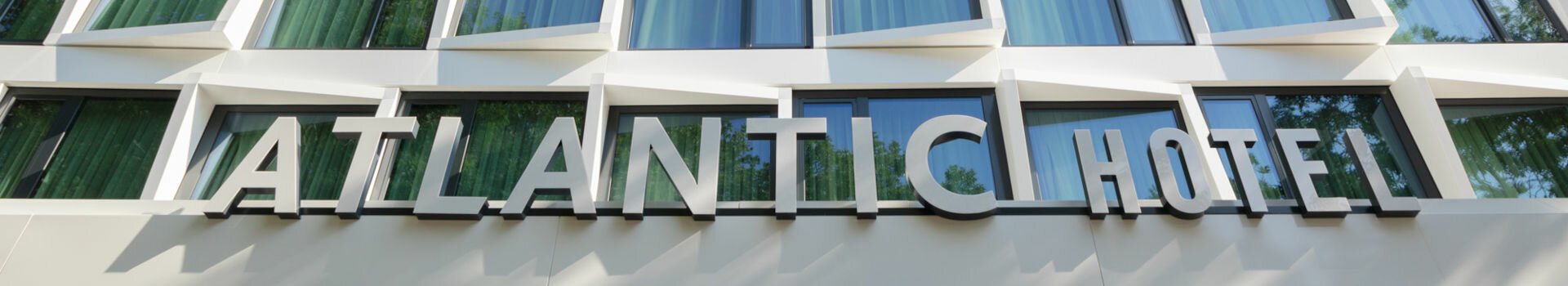 Moderne Außenfassade mit Schriftzug: ATLANTIC Hotel
