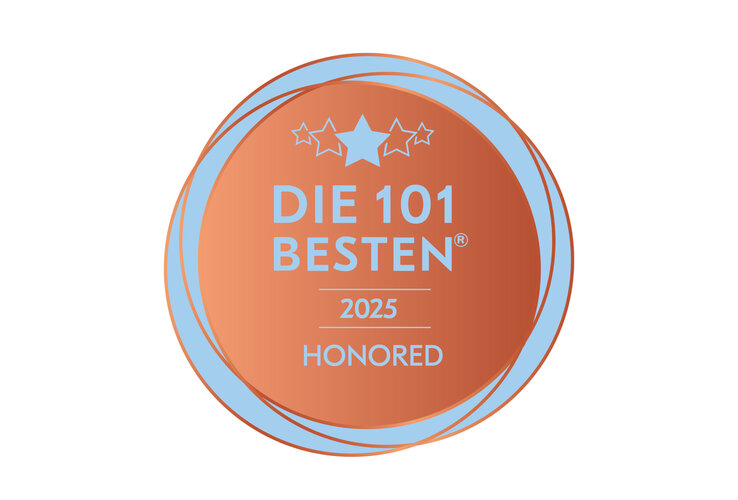 Bronzefarbene Plakette mit blauen Sternen und Schriftzug "Die 101 Besten 2025 Honored".