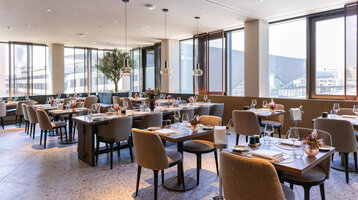 Helles modernes Restaurant mit Blick auf die Frankfurter Messe.