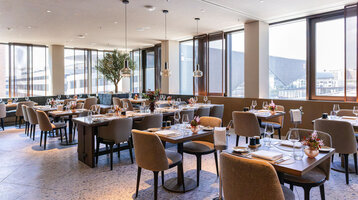 Helles modernes Restaurant mit Blick auf die Frankfurter Messe.