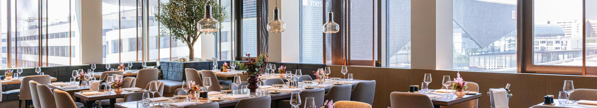 Helles modernes Restaurant mit Blick auf die Frankfurter Messe.