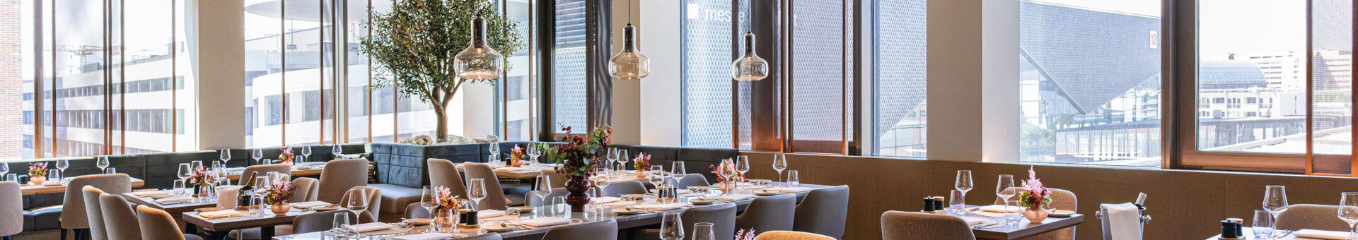 Helles modernes Restaurant mit Blick auf die Frankfurter Messe.