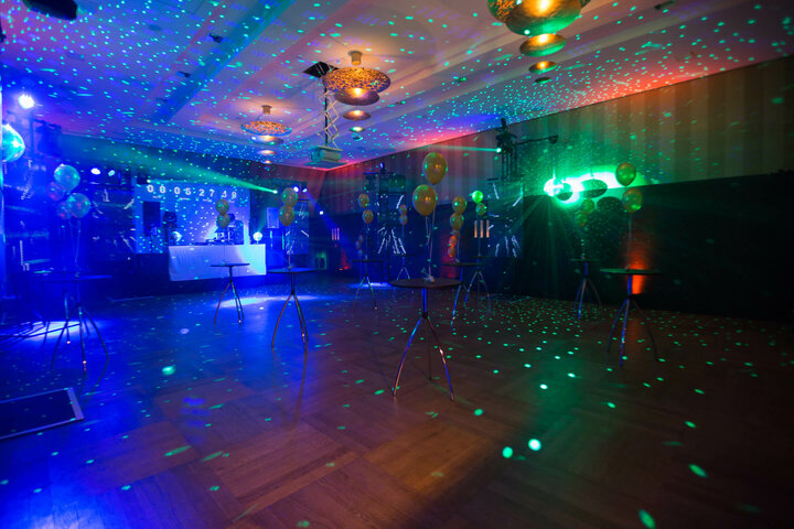 Festlich dekorierter Ballsaal im ATLANTIC Grand Hotel Bremen mit bunter Beleuchtung und Luftballons.