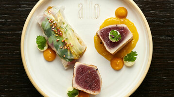 Aktion alto aufgetischt im ATLANTIC Grand Hotel Bremen Gourmet-Dessert auf weißem Teller mit kunstvoll angerichtetem Obst und Sauce im ATLANTIC Grand Hotel Bremen.