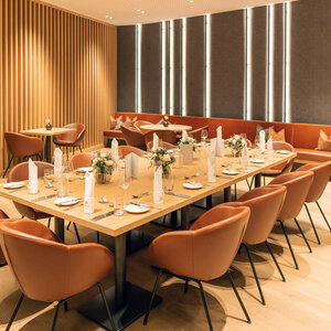 ATLANTIC Hotel Münster Tagungsangebot Grillroom Eleganter Speiseraum mit gedecktem Tisch, modernen Stühlen und stilvoller Beleuchtung im ATLANTIC Hotel Münster.