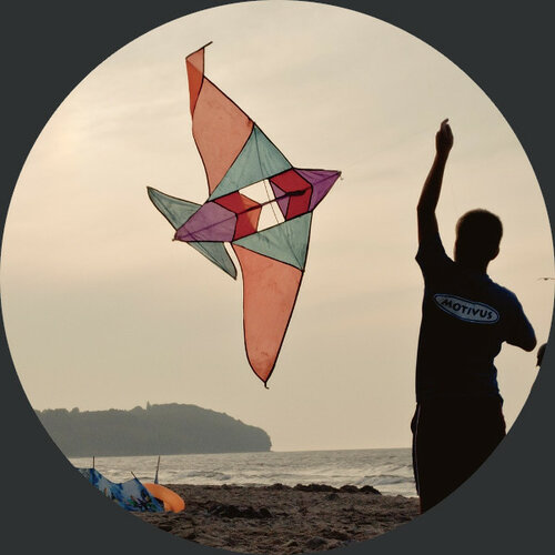 Kind mit fliegendem Drachen an der Ostsee