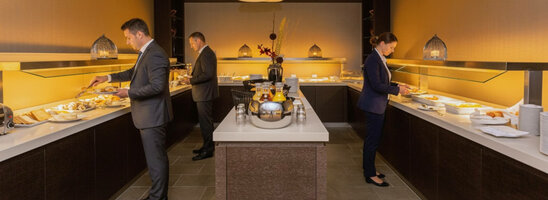 Tagungsgäste bedienen sich am Tagungsbuffet im ATLANTIC Grand Hotel Bremen