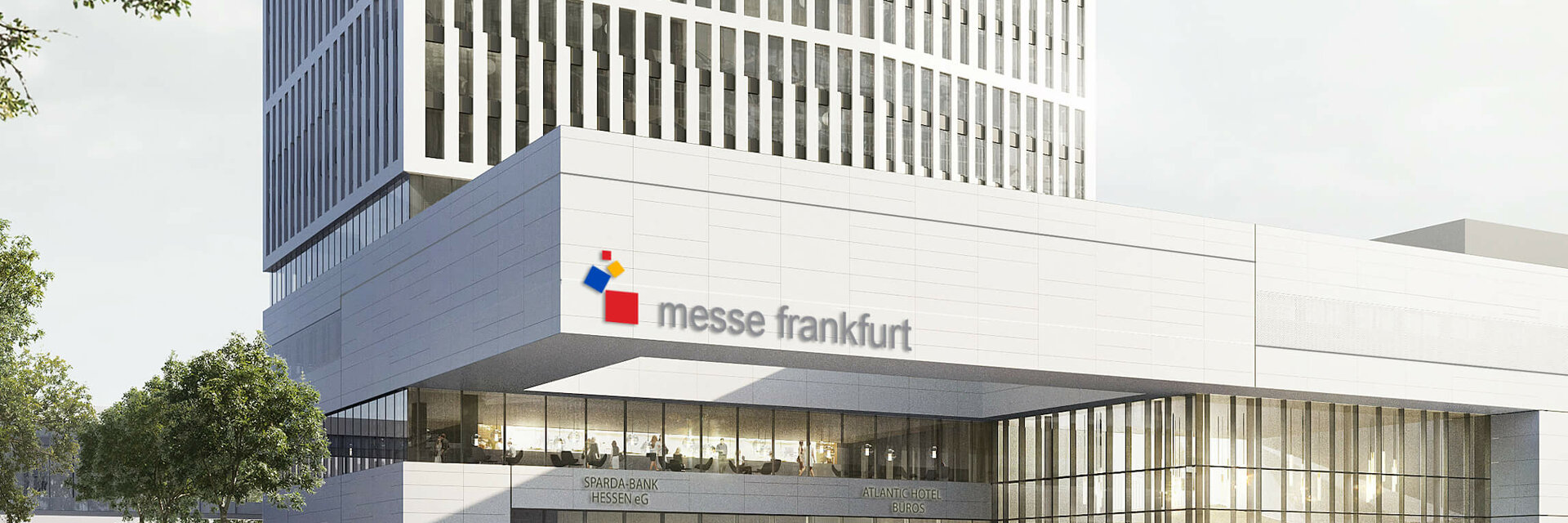 Modernes Gebäude der Messe Frankfurt mit Glasfassade, Menschen und Autos im Vordergrund.