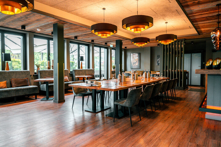 Großer Besprechungstisch in der CHALET Lounge.