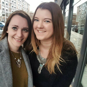 Zwei lächelnde Frauen in einer Straße