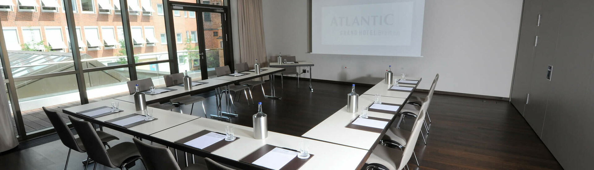 Conference 4 im ATLANTIC Grand Hotel Bremen in U-Form Moderner Konferenzraum im ATLANTIC Grand Hotel Bremen mit U-förmiger Bestuhlung und Tageslicht.