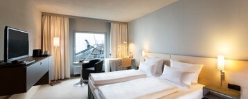 Innenansicht des Comfort Zimmers mit gemütlicher Ausstattung im ATLANTIC Hotel Universum Bremen