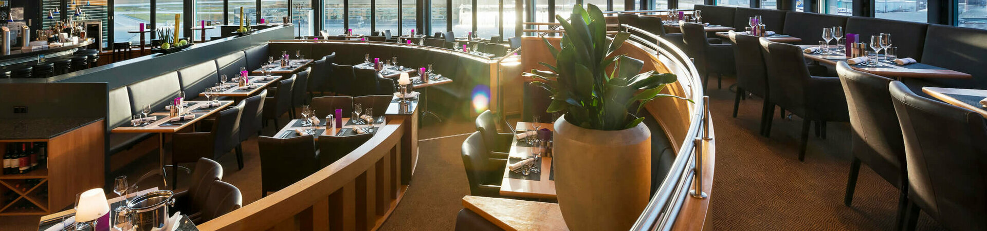 BLIXX restaurant in the ATLANTIC Hotel Airport Bremen Modern restaurant in the ATLANTIC Hotel Airport Bremen with panoramic windows, stylishly laid tables and elegant lighting.