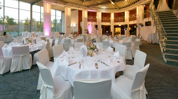 Hochzeit im ATLANTIC Hotel Universum Eleganter Bankettsaal im ATLANTIC Hotel Universum, festlich gedeckte Tische, dezente Beleuchtung, Hochzeitsatmosphäre.