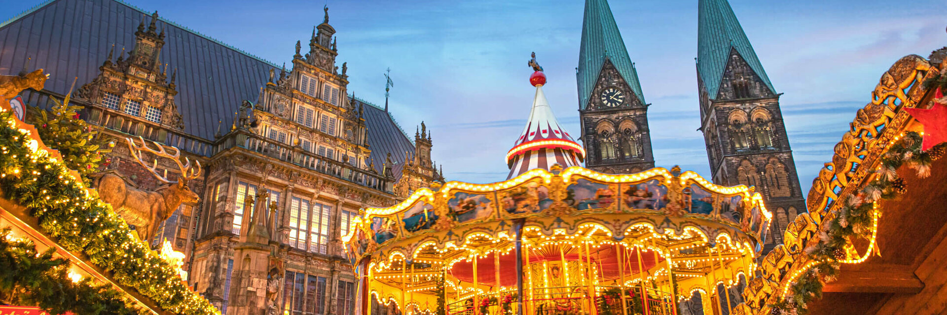 Bremer Weihnachtsmarkt mit Karussel und stilvoller Beleuchtung vor dunklem Himmel