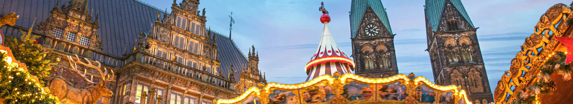 Bremer Weihnachtsmarkt mit Karussel und stilvoller Beleuchtung vor dunklem Himmel