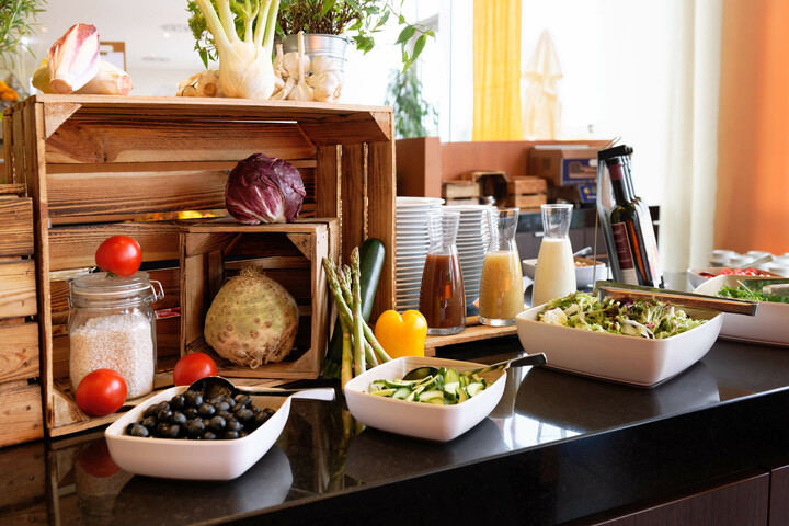 Frisches Gemüsebuffet mit Salaten, Dressings und Kräutern im ATLANTIC Hotel Galopprennbahn Bremen.