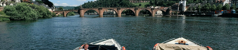 Luxuriöse Motorboote mit gemütlichen Sitzplätzen, Tisch und Steuerrad, am Wasser angedockt.