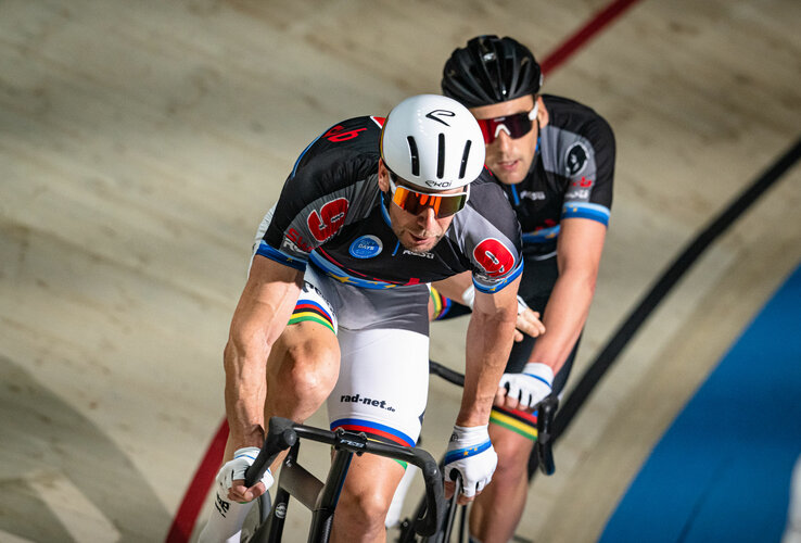 Aufnahme des Fahrerteams bei den Bremer Sixdays in Rennausrüstung beim Fahren auf der Bahn