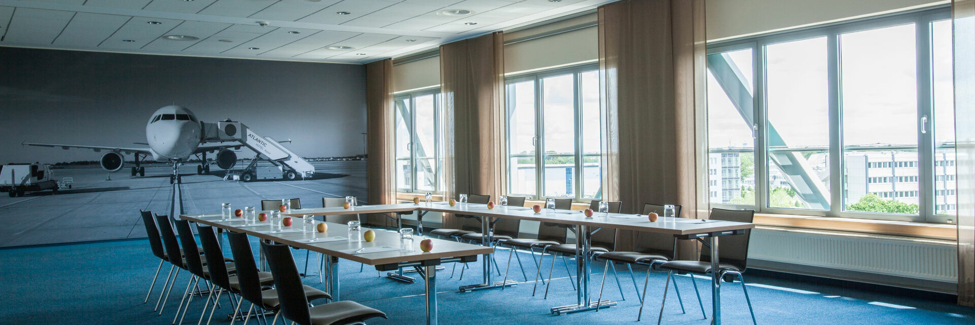 Ein geräumiger Tagungsraum im Flugzeug Stil