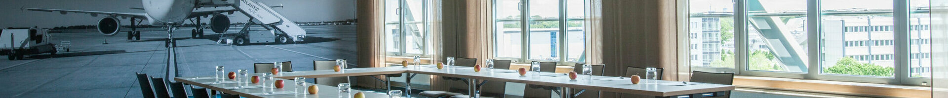 Ein geräumiger Tagungsraum im Flugzeug Stil