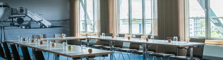 Ein geräumiger Tagungsraum im Flugzeug Stil