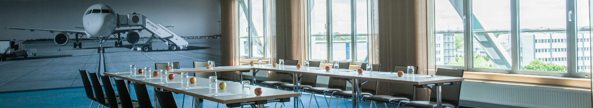 Ein geräumiger Tagungsraum im Flugzeug Stil