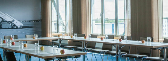 Ein geräumiger Tagungsraum im Flugzeug Stil