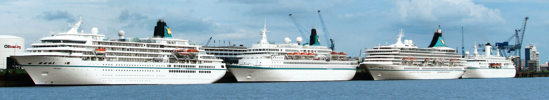 Heimathafen Bremerhaven ATLANTIC Hotel SAIL City Kreuzfahrtschiffe im Hafen von Bremerhaven vor blauem Himmel, nahe dem ATLANTIC Hotel Sail City.