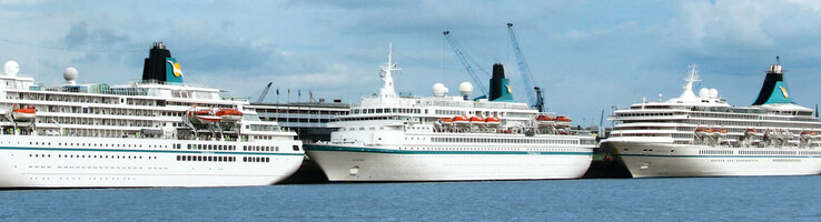 Kreuzfahrtschiffe im Hafen von Bremerhaven vor blauem Himmel, nahe dem ATLANTIC Hotel Sail City.