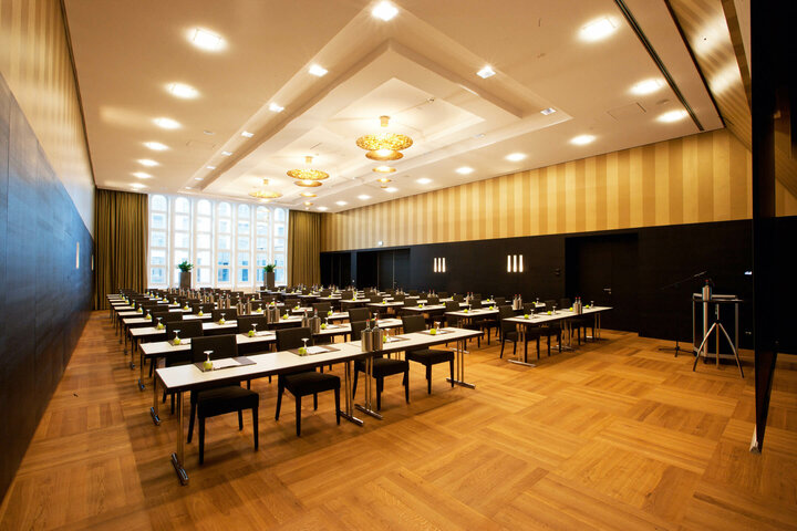 Modern conference room in the ATLANTIC Grand Hotel Bremen with elegant seating and large windows.