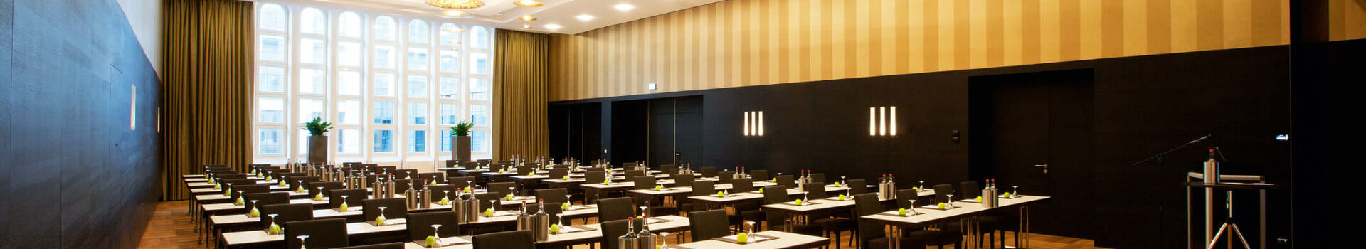 Moderner Konferenzraum im ATLANTIC Grand Hotel Bremen mit eleganter Bestuhlung und großzügigen Fenstern.