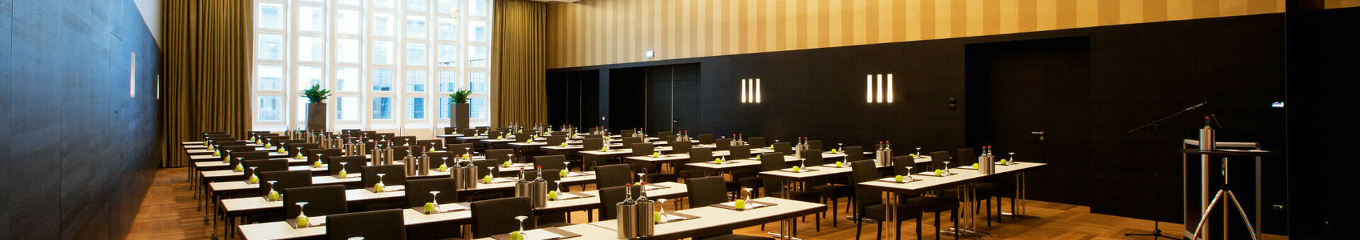 Moderner Konferenzraum im ATLANTIC Grand Hotel Bremen mit eleganter Bestuhlung und großzügigen Fenstern.