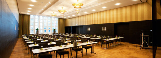 Moderner Konferenzraum im ATLANTIC Grand Hotel Bremen mit eleganter Bestuhlung und großzügigen Fenstern.