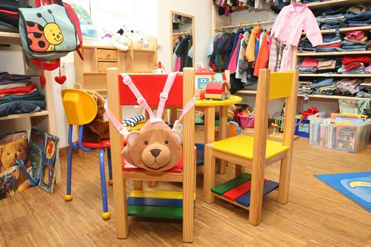 Bunte Kinderspielecke mit Spielzeug, Büchern und bunten Stühlen. © SOS Kinderdorf