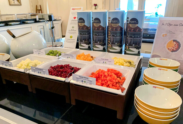 Frühstücksbuffet mit frischen Früchten und mymuesli-Produkten im ATLANTIC Grand Hotel Travemünde.
