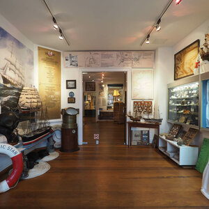 Maritimes Museum in  Travemünde mit Schiffsmodellen und historischen Exponaten.