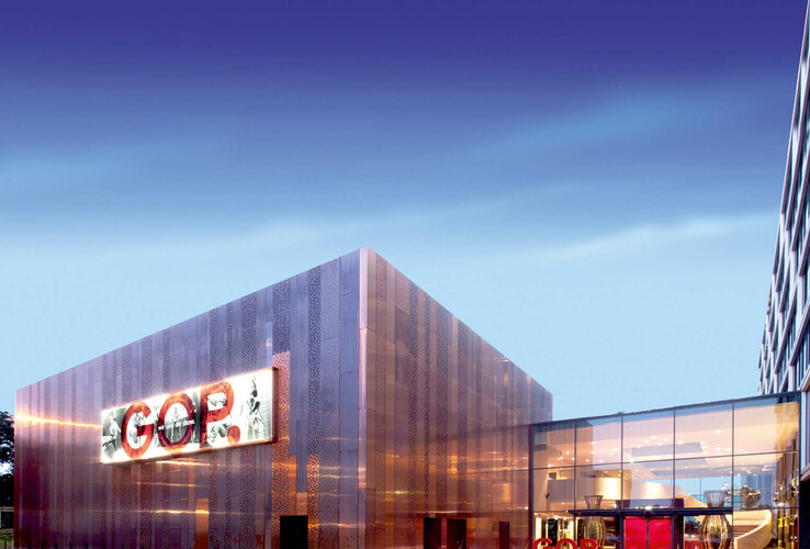 Das ATLANTIC Grand Hotel Bremen bei Abenddämmerung, mit modernem Eingangsbereich und beleuchtetem GOP-Logo.