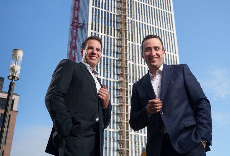 Slapnig und Görge vor dem ATLANTIC Hotel Frankfurt