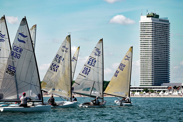 Segelboote auf der Ostsee vor dem ATLANTIC Grand Hotel Travemünde bei klarem Himmel.