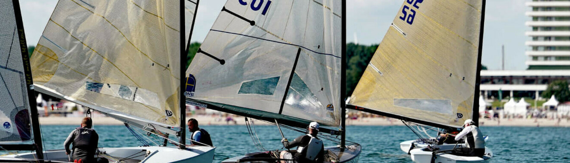 Segelboote auf der Ostsee vor dem ATLANTIC Grand Hotel Travemünde bei klarem Himmel.