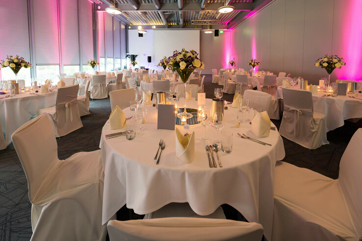 Eleganter Veranstaltungsraum im ATLANTIC Hotel Universum mit festlich gedeckten Tischen und stimmungsvoller Beleuchtung.