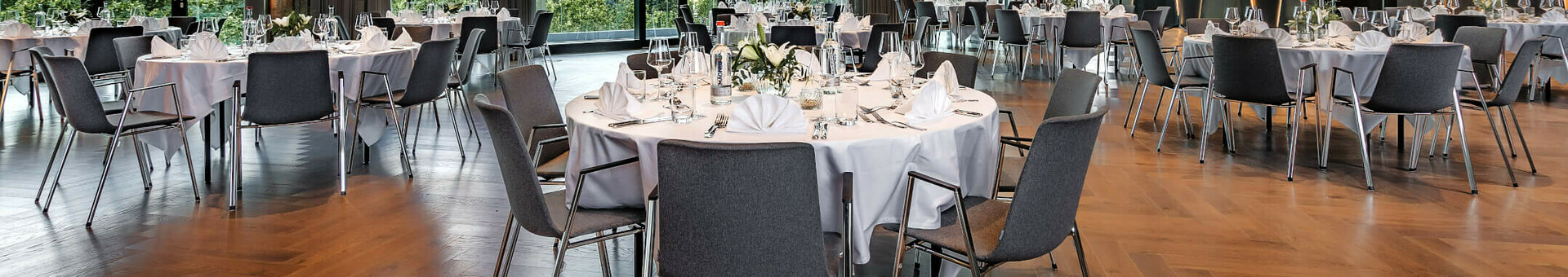 Engelsaal im ATLANTIC Hotel Münster Moderner, heller Veranstaltungssaal im ATLANTIC Hotel Münster mit gedeckten Tischen und großen Fenstern.