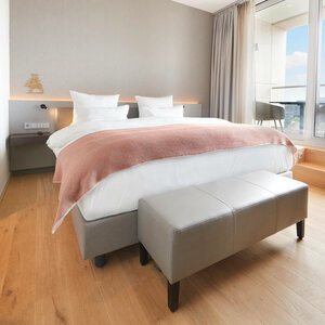 ATLANTIC Grand Hotel Bremen perfekter Ausklang für Ihre Feier Helles Hotelzimmer mit modernem Doppelbett, Fensterfront, Balkonblick und stilvollem Interieur im ATLANTIC Grand Hotel Bremen.