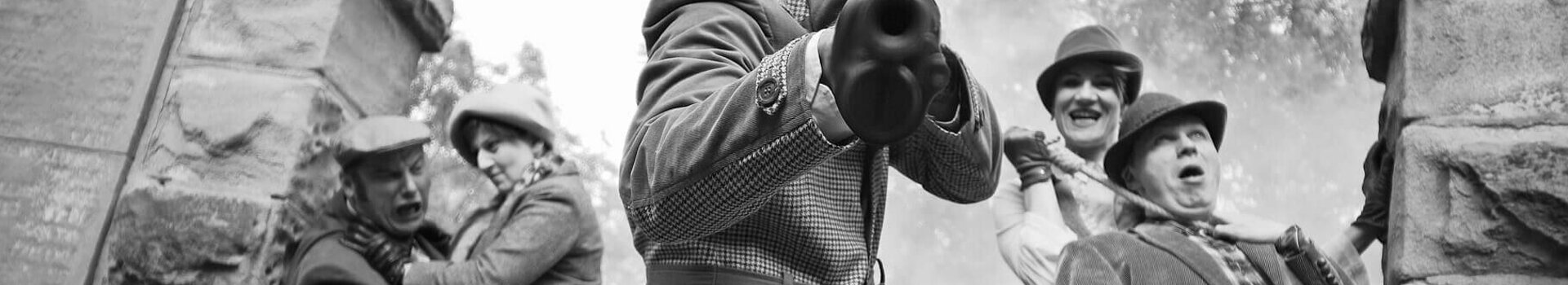 Krimidinner® im ATLANTIC Grand Hotel Travemünde Szenisches Krimidinner: Personen in historischer Kleidung, dramatische Szene mit Rauch, ATLANTIC Grand Hotel Travemünde.