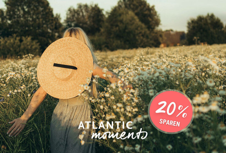 Person mit Strohhut in Blumenfeld, Text "Atlantic Moments" und "20% sparen" in rotem Kreis.