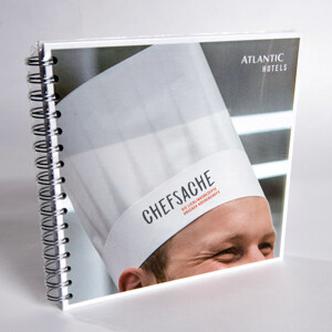 Kochbuch Chefsache der ATLANTIC Hotels und Severin*s Ein Kochbuch mit Spiralbindung, Titel "CHEFSACHE", zeigt einen Kochhut und das Logo von Atlantic Hotels.