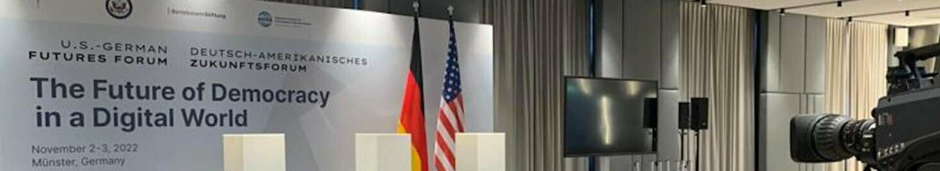 Konferenzraum im ATLANTIC Hotel Münster mit Bühne, Rednerpulten, Kameras und Stuhlreihen für ein Zukunftsforum.