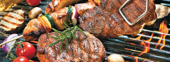 Grill mit Steak, Wurst, Gemüsespießen, Maiskolben und Tomaten, alles frisch zubereitet im ATLANTIC Hotel Wilhelmshaven.