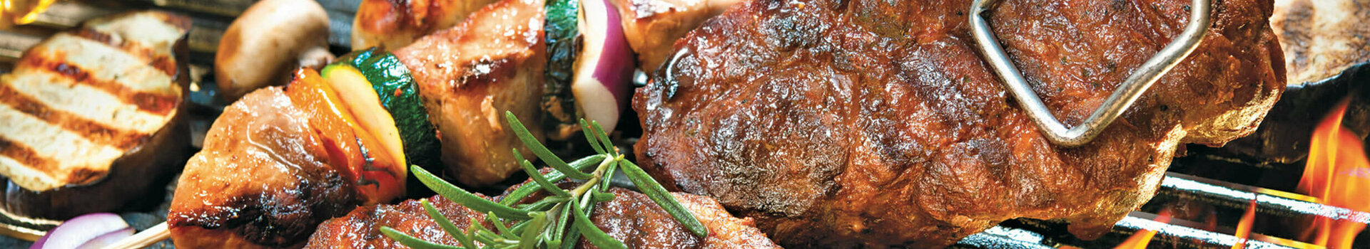 Barbecue season in the ATLANTIC Hotel Wilhelmshaven Barbecue with steak, sausage, vegetable skewers, corn on the cob and tomatoes, all freshly prepared at the ATLANTIC Hotel Wilhelmshaven.